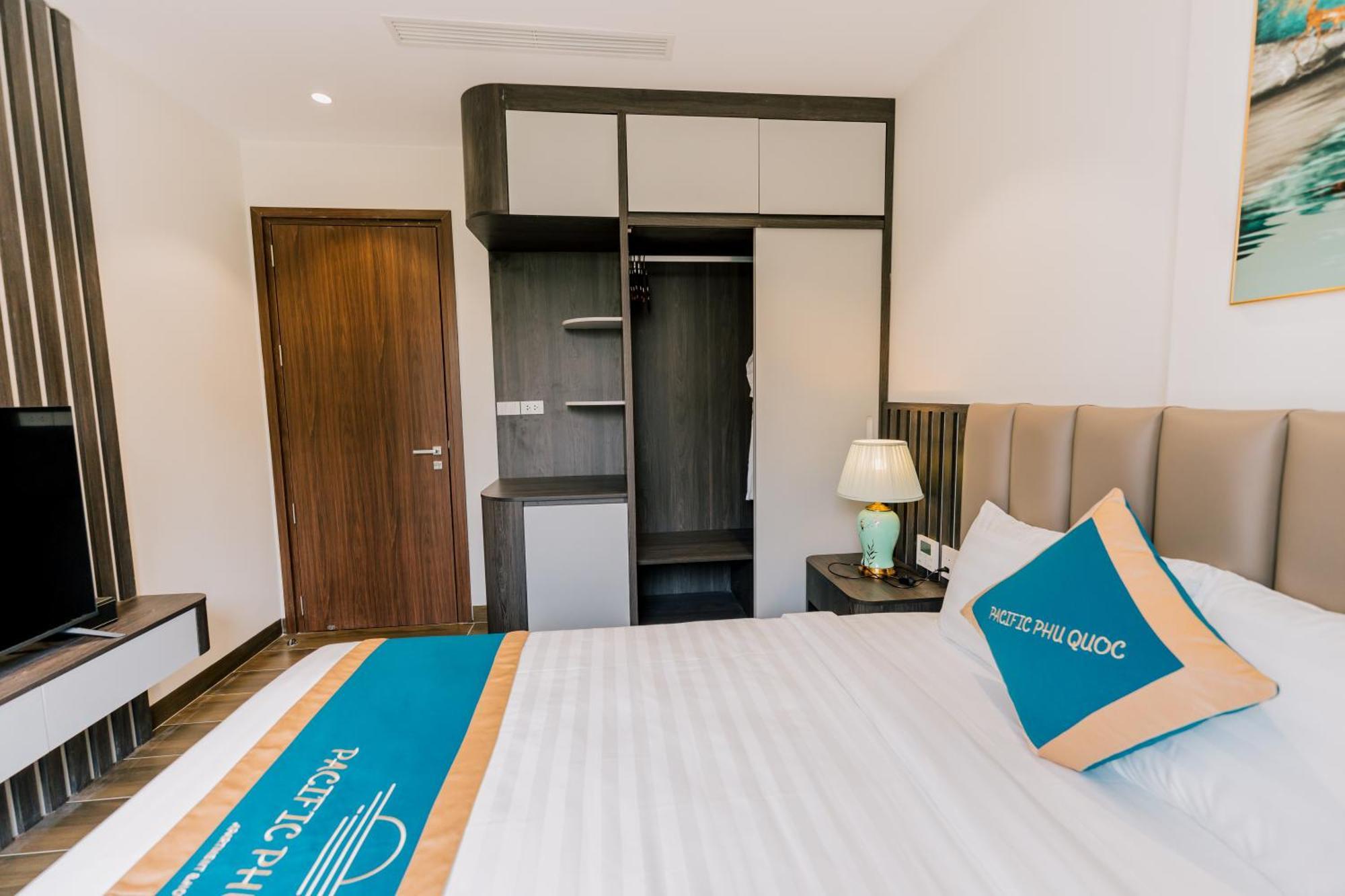 Hotel Pacific &